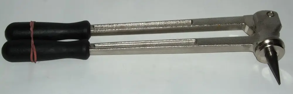 Handwerkzeug von Daikin mit zwei langen, rutschfesten Griffen und einem spitzen Aufsatz. Eignet sich für präzise Greif- und Hebevorgänge.
